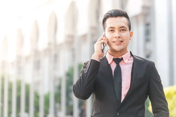Genç Malay İş Adamı Akıllı Telefonunda. 