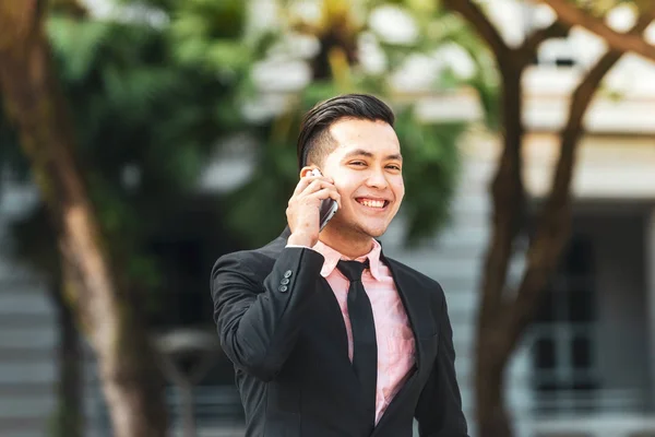Genç Malay İş Adamı Onun Smartphone konuşuyor. 