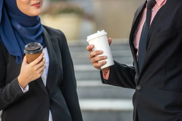 Empresario musulmán y empresaria teniendo una conversación durin — Foto de Stock