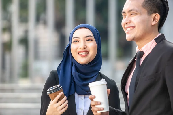 Empresario musulmán y empresaria teniendo una conversación durin — Foto de Stock