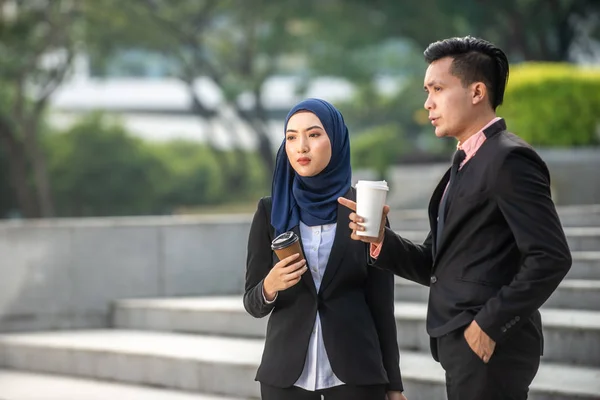 Empresario musulmán y empresaria teniendo una conversación durin — Foto de Stock