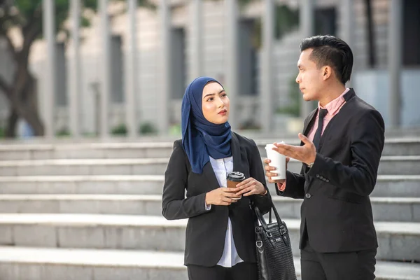 Empresario musulmán y empresaria teniendo una conversación durin — Foto de Stock
