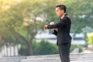 Bir fincan kahve ile onun Smartphone genç Malay Iş adam.