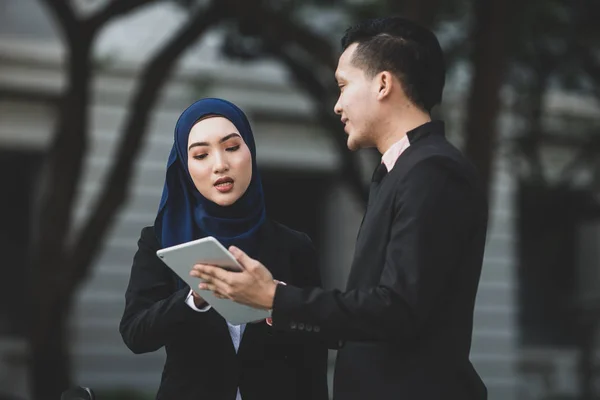 Musulmán Empresario y socio de la mujer de negocios discutir el uso ta — Foto de Stock