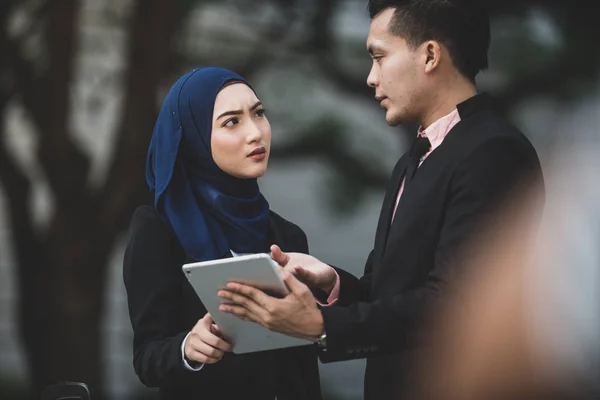 Musulmán Empresario y socio de la mujer de negocios discutir el uso ta — Foto de Stock