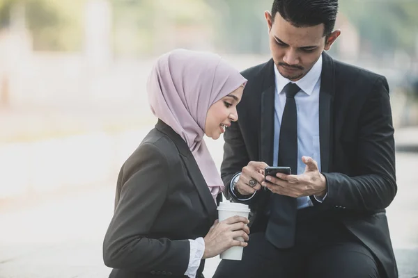 Musulmán Empresario y mujer de negocios socio discutir el uso sm — Foto de Stock