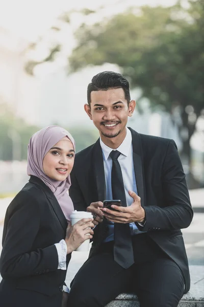 Muslimische Geschäftsfrau und Geschäftspartnerin diskutieren über die Verwendung von sm — Stockfoto