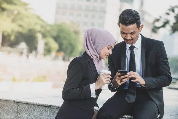 Musulmán Empresario y mujer de negocios socio discutir el uso sm — Foto de Stock