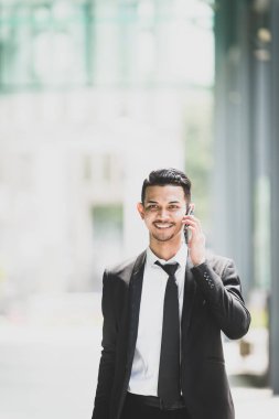 Genç Seyahat İşadamı akıllı telefonuyla konuşuyor