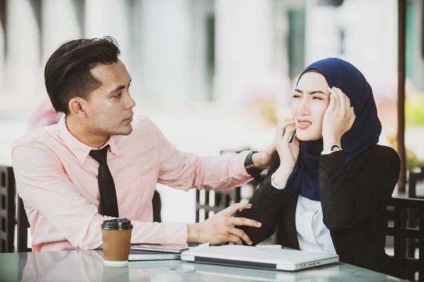 Novia teniendo migraña, novio preocupado. Concepto de salud — Foto de Stock