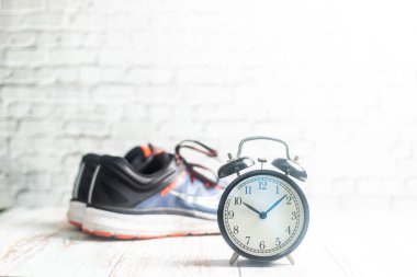 Çalışma Süresi - Sağlık Konsepti. Çalıştırılan Ayakkabılar ve Alarm Saati 