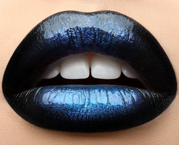 マクロやクローズ アップの創造的なメイクアップ テーマ 黒と青の口紅と美しい女性の唇 — ストック写真