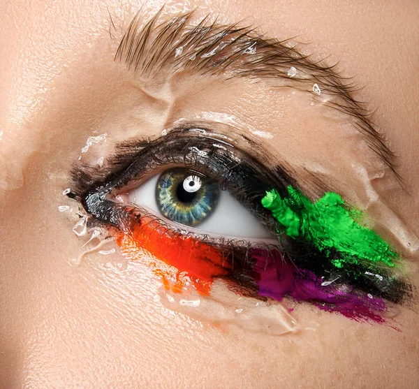 Kompozycja Kreatywnych Makijaż Makro Zbliżenie Piękne Female Oko Wilgotne Farbą — Zdjęcie stockowe