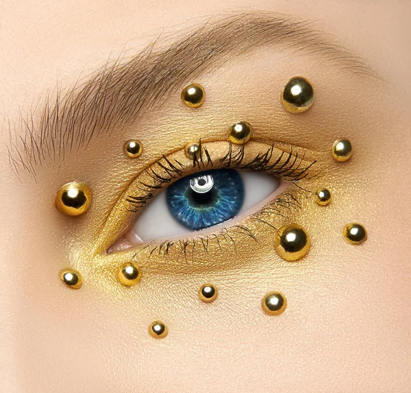 Μακροεντολή Και Close Δημιουργικό Μακιγιάζ Θέμα Όμορφη Θηλυκή Μάτι Χρυσές — Φωτογραφία Αρχείου