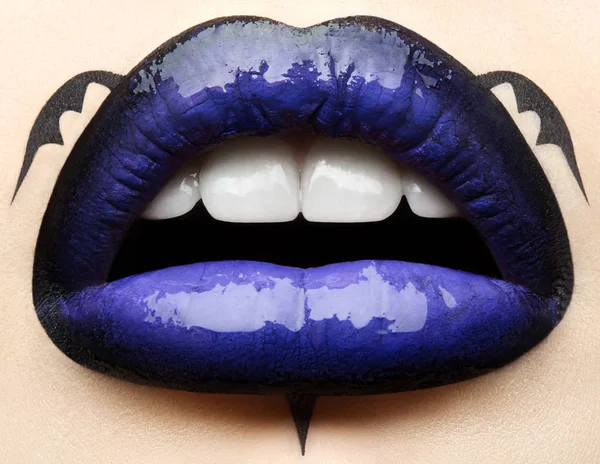 Makro ve yakın çekim yaratıcı makyaj Tema: pembe ruj, beyaz elmas ve diş, güzel kadın dudaklar retouched fotoğraf