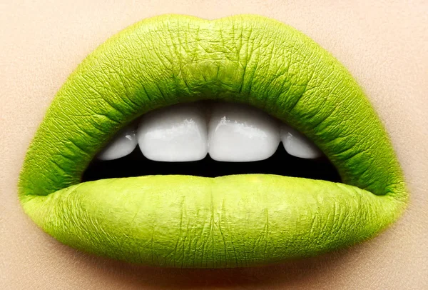 Macro Primer Plano Creativo Maquillaje Tema Hermosos Labios Femeninos Con —  Fotos de Stock