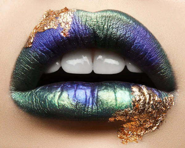 Makro ve yakın çekim yaratıcı makyaj Tema: pembe ruj, beyaz elmas ve diş, güzel kadın dudaklar retouched fotoğraf