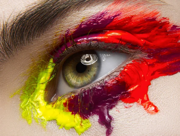 Kompozycja Kreatywnych Makijaż Makro Zbliżenie Piękne Kobiece Oczy Farbą Ciecz — Zdjęcie stockowe