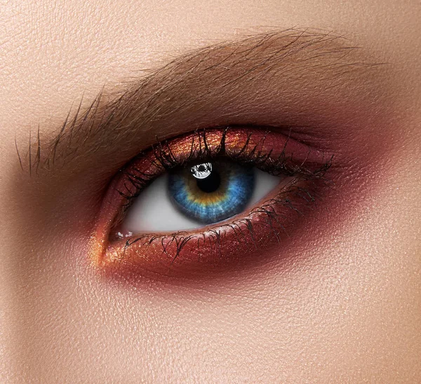 Makro Yakın Çekim Yaratıcı Makyaj Tema Güzel Kadın Gözleri Kırmızı Telifsiz Stok Imajlar