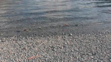 Kayalık sahilden dağ gölü manzarası. Bir dağ gölünün kumsalı.