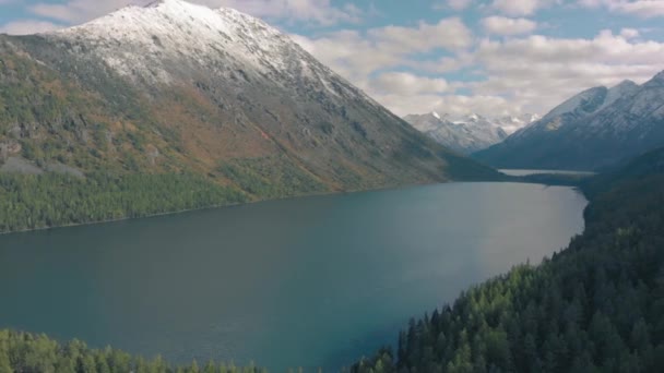Litoral de um lago de montanha, vista aérea drone cinematográfica — Vídeo de Stock