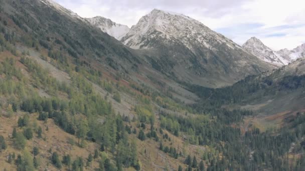 Un suave dron cinemático tiro nieve montaña colinas, vista aérea una montaña nevada picos . — Vídeos de Stock