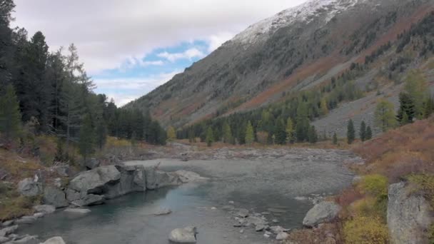 Río de montaña y lago rodeado de piedras y rocas. Paisaje de montaña arroyo o río . — Vídeos de Stock