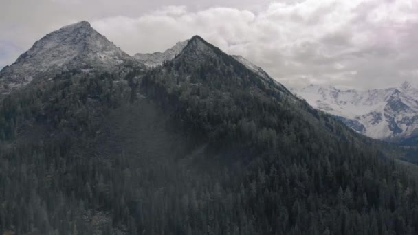 Eine glatte Drohne filmische Aufnahme Schnee Berge, Luftaufnahme ein verschneiter Berggipfel. — Stockvideo