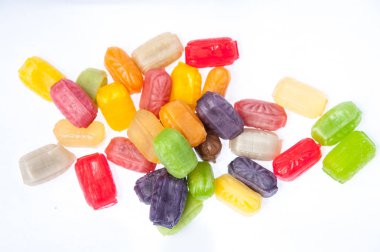 beyaz arka planda çok renkli şeker lolipoplar