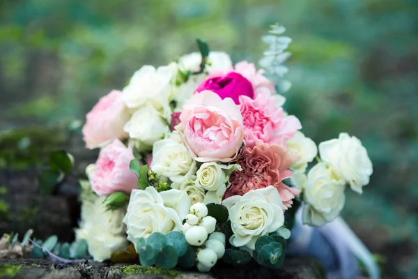 Wedding Bouquet White Pink Roses Peony Roses White Berries Blurred — Stock Photo, Image