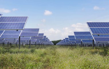 polikristalin silikon güneş pilleri ya da fotovoltaik güneş enerjisi santrali açmak kadar havaya doğru güneş güneş ışığı absorbe 