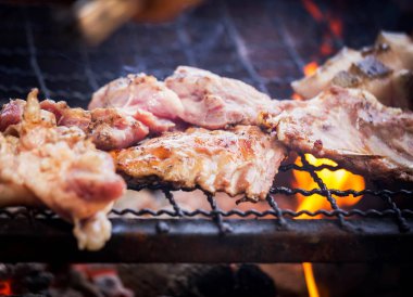 Barbekü domuz eti parlak alev ile kömür ızgarada kavurma 