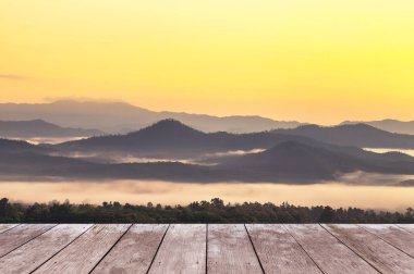 Boş eski ahşap balkon teras katta bakış açısı yüksek tropikal yağmur ormanları katman dağ erken sabah beyaz sis ile