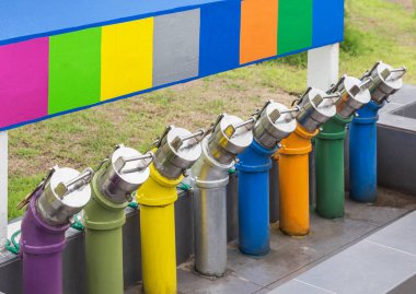 renkli boru hattı yakıt iletim petrol benzin servis istasyonunda Metro yakıt depolama tankları için