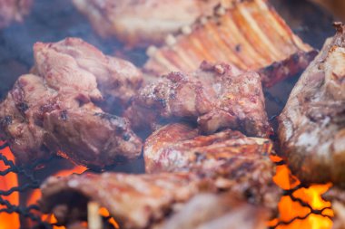 Barbekü Domuz kaburga parlak alev seçici odak ile kömür ızgarada kavurma kapatın.