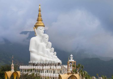 Genel Wat Phra ki Pha oğlu Kaew Khao Kho adlı, yağmurlu bir gün Tayland: Phetchabun oturan büyük beyaz Buda heykelleri.