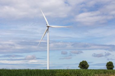 beyaz rüzgar türbinleri rüzgar santrali mavi gökyüzü altında nature alternatif yenilenebilir enerji elektrik üretme 
