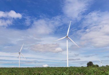 beyaz rüzgar türbinleri rüzgar santrali mavi gökyüzü altında nature alternatif yenilenebilir enerji elektrik üretme 