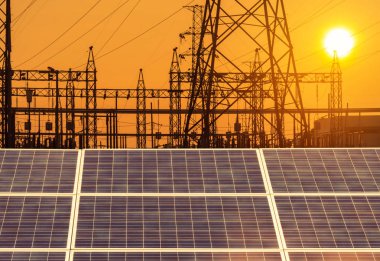 yüksek gerilim elektrik pilon ayağı trafo Sunset'teki ile güneşten elektrik santrali alternatif enerji güneş hücreleri.   