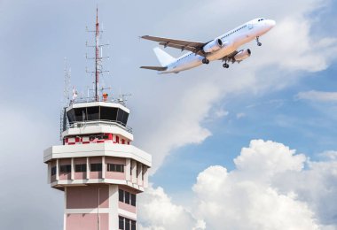 Hava trafik kontrol kulesi üzerinde mavi gökyüzü kalktıktan yolcu uçak jet ile Uluslararası Havaalanı 