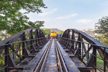 sarı vintage yolcu Tayland river Kwai Köprüsü, kanchanaburi, Tayland genelinde taşıma Tren. 