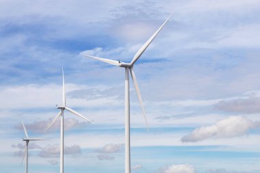 beyaz rüzgar türbinleri rüzgar santrali mavi gökyüzü arka plan altında nature alternatif yenilenebilir enerji elektrik üretme        