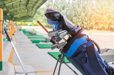 Metal golf kulüpleri golf sahasında driving range çantada kapatın