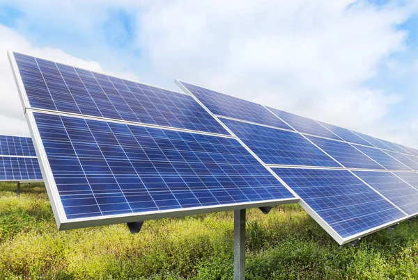 在太阳能发电厂中关闭多晶硅太阳能电池或光伏阵列天空从太阳吸收阳光 — 图库照片