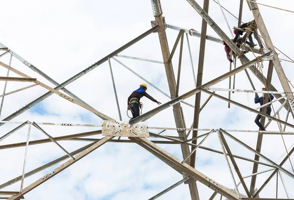 Electricistas Trabajando Torre Construcción Pilones Obra — Foto de Stock