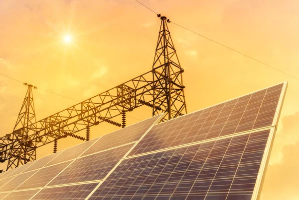 yüksek gerilim elektrik pilon ayağı trafo Sunset'teki ile güneşten elektrik santrali alternatif enerji güneş hücreleri.   