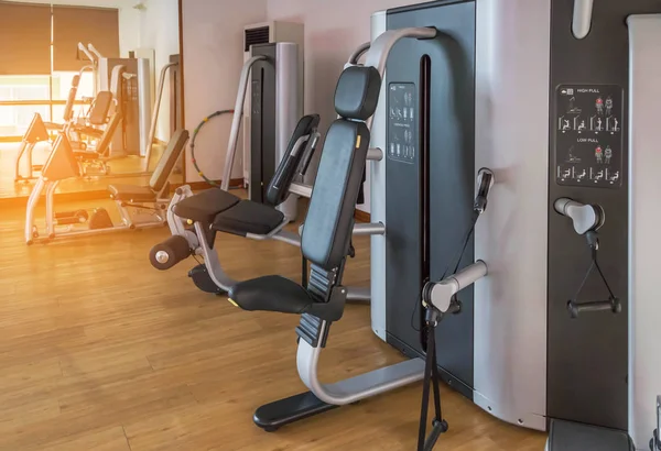 Equipamentos Exercícios Saúde Para Musculação Moderna Sala Ginástica Fitness Center — Fotografia de Stock