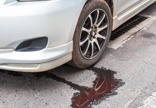 汽车散热器的漏水问题在路上 — 图库照片