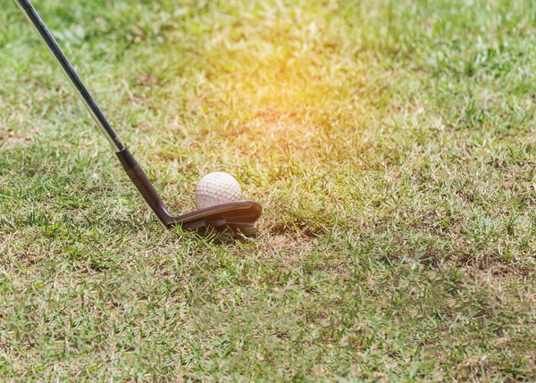 金属高尔夫俱乐部准备在高尔夫球场的球道上驾驶高尔夫球 — 图库照片