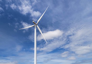 mavi gökyüzü ile rüzgar santrali alternatif enerji üreten elektrik üreten rüzgar türbini 